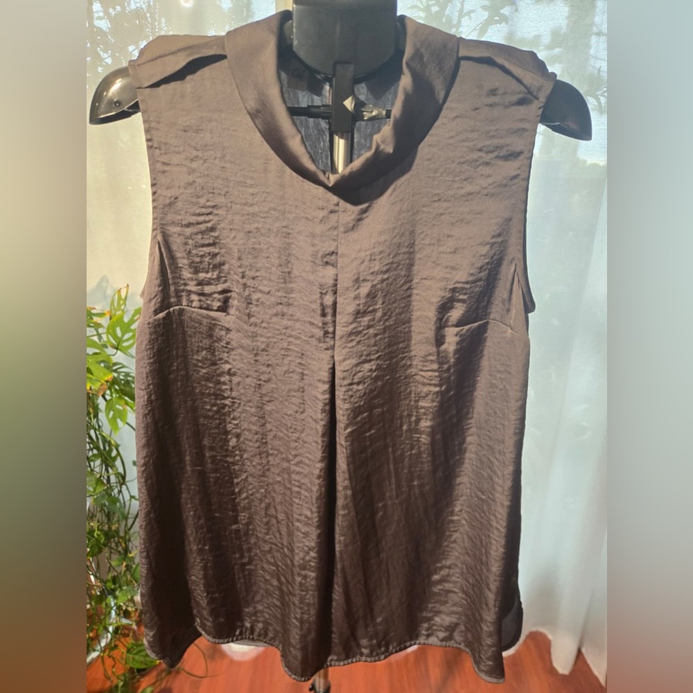 Qué Black Satin Sleeveless Collared Blouse Shell Neutral Soft Luxe Casual Sz 10